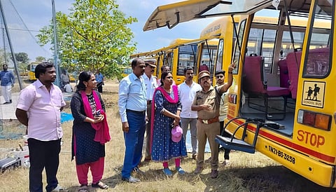 பட விளக்கம்: கோடை விடுமுறை முடிந்து பள்ளிகள் திறக்கப்பட உள்ள நிலையில்  மாணவர்களை ஏற்றிச் செல்லும் வாகனங்களை ஆய்வு செய்யும் வட்டார போக்குவரத்து அலுவலர் தினகரன், காஞ்சிபுரம் கோட்டாட்சியர் கலைவாணி.