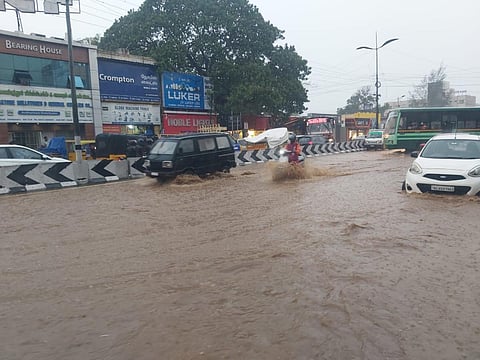 கோவை அவிநாசி சாலை, உப்பிலிபாளையத்தில் உள்ள தண்டுமாரியம்மன் கோயில் அருகே சாலையில் பெருக்கெடுத்து ஓடும் மழைநீர்.