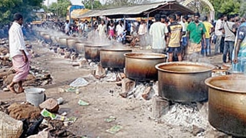 திருமங்கலம் அருகே கரும்பாறை முத்தையா கோயில் திருவிழாவில் அசைவ  விருந்துக்காக பிரம்மாண்ட பாத்திரங்களில் தயாரான இறைச்சி குழம்பு.