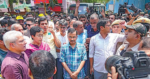 டெல்லியில் உள்ள பாஜக தலைமை அலுவலகம் நோக்கி, முதல்வர் அர்விந்த் கேஜ்ரிவால் தலைமையில் நேற்று பேரணியாக சென்ற ஆம் ஆத்மி கட்சி நிர்வாகிகள், தொண்டர்கள்