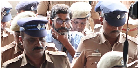 மதுரை நீதிமன்றத்தில் ஆஜர்படுத்தப்பட்ட சவுக்கு சங்கர் |  படம்: எஸ்.கிருஷ்ணமூர்த்தி.