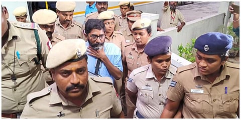 போலீஸ் விசாரணைக்காக தேனி பழனிசெட்டிபட்டி காவல் நிலையத்துக்கு அழைத்து வரப்பட்ட சவுக்கு சங்கர்.