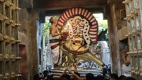 திருநள்ளாறில் தங்க காக வாகனத்தில் எழுந்தருளி சனீஸ்வர பகவான் சகோபுர வீதியுலா 
