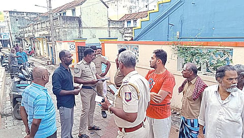 காரைக்குடியில் நகை வியாபாரியிடம் முகமூடி கொள்ளையர்கள் கைவரிசை காட்டியது குறித்து விசாரணை நடத்திய போலீஸார்.