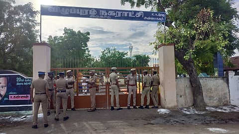 விழுப்புரம் முக்தி அருகே உள்ள  நகராட்சி இடுகாட்டில் புதைக்கப்பட்ட ராஜாவின் உடல் தோண்டி எடுக்கப்பட்டு மறுகூறாய்வு செய்யப்படும் பகுதியில் பலத்த போலீஸ் பாதுகாப்பு போடப்பட்டுள்ளது. 