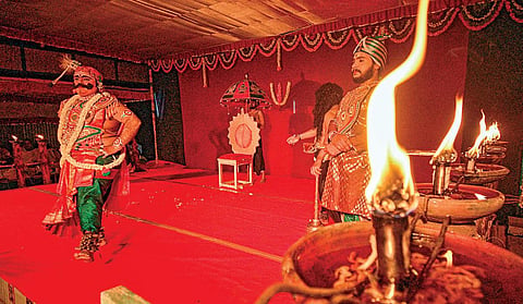 தஞ்சாவூர் அருகே மெலட்டூரில்  லஷ்மி நரசிம்மர் ஜெயந்தியை முன்னிட்டு விளக்கு வெளிச்சத்தில் நடைபெற்ற பாகவத மேளா நாட்டிய நாடகம்.படம்: ஆர்.வெங்கடேஷ்