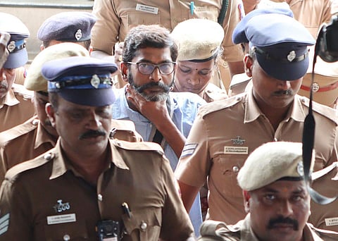 சவுக்கு சங்கர் மீதான குண்டர் தடுப்புச்சட்ட ஆவணங்களை இன்று பிற்பகலுக்குள் தாக்கல் செய்ய ஐகோர்ட் உத்தரவு