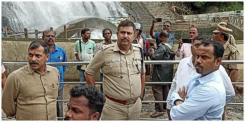 குற்றால அருவிகளில் தென்காசி மாவட்ட ஆட்சியர் உள்ளிட்ட அதிகாரிகள் ஆய்வு மேற்கொண்டனர்