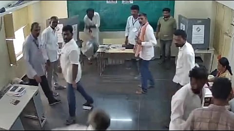 வாக்கு இயந்திரத்தை உடைத்த வேட்பாளரை பிடிக்க 8 தனிப்படைகள்: ஆந்திர தலைமை தேர்தல் அதிகாரி தகவல்
