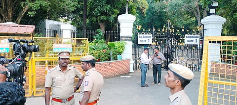 காவி உடையில் திருவள்ளுவர் படம்: சென்னையில் ஆளுநர் மாளிகைக்கு பாதுகாப்பு அதிகரிப்பு