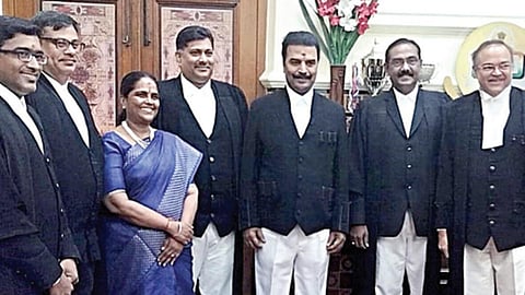 சென்னை உயர் நீதிமன்றத்தின் பொறுப்பு தலைமை நீதிபதியாக நேற்று பதவியேற்றுக் கொண்ட நீதிபதி ஆர்.மகாதேவனுக்கு அரசு தலைமை வழக்கறிஞர் பி.எஸ்.ராமன் தலைமையில் அரசு வழக்கறிஞர்கள் வாழ்த்து தெரிவித்தனர். அருகில் நீதிபதி பவானி சுப்பராயன்.