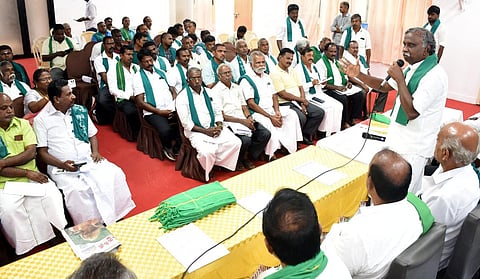 கோவையில் விவசாயிகளுடன் நடந்த ஆலோசனைக் கூட்டத்தில் பேசிய, அதன் ஒருங்கிணைப்புக் குழு தலைவர் பி.ஆர்.பாண்டியன். படம்: ஜெ.மனோகரன். 