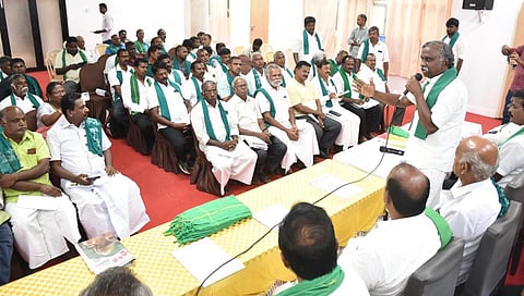 கோவையில் நேற்று (மே 25) நடந்த ஆலோசனைக் கூட்டத்தில் பேசிய தமிழ்நாடு அனைத்து விவசாயிகள் சங்கங்களின் ஒருங்கிணைப்பு குழு தலைவர் பி.ஆர்.பாண்டியன்.படம் ஜெ.மனோகரன்