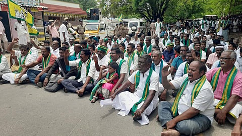 சிலந்தி ஆற்றில் தடுப்பணை: கேரள அரசை கண்டித்து உடுமலையில் விவசாயிகள் சாலை மறியல்