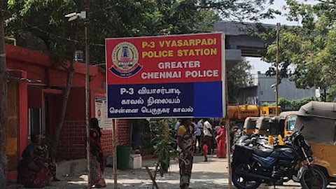 சென்னை | சினிமாவையே மிஞ்சும் வகையில் நூதன மோசடி: கல்லூரி மாணவரிடம் போலீஸ் என கூறி பைக், செல்போன் திருட்டு