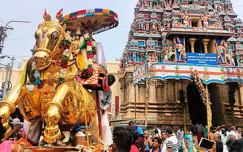 தங்கக் குதிரை வாகனத்தில் எழுந்தருளிய வியூக சுந்தரராஜப் பெருமாள்.
