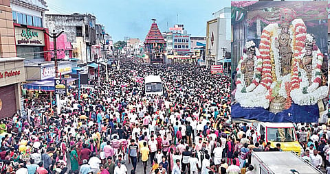 காஞ்சிபுரத்தில் நேற்று நடைபெற்ற வரதராஜ பெருமாள் கோயில் தேரோட்டத்தில் பங்கேற்ற பல்லாயிரக்கணக்கான பக்தர்கள். (உள்படம்) சிறப்பு அலங்காரத்தில் அருள்பாலித்த  வரதராஜ பெருமாள்.