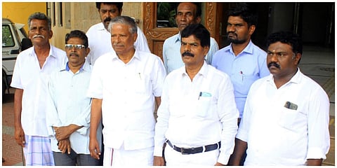 முன்னாள் சபாநாயகர் இரா.ஆவுடையப்பன் மாஞ்சோலை பகுதி தேயிலை தோட்ட தொழிலாளர்களுடன் ஆட்சியர் அலுவலகத்தில் மனு அளித்தார்.