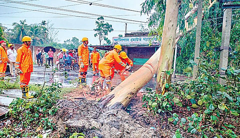 ‘ரீமல்’ புயல் காரணமாக மேற்கு வங்க தலைநகர் கொல்கத்தாவில் ஏராளமான மரங்கள் சாய்ந்தன. அவற்றை வெட்டி அகற்றும் தேசிய பேரிடர் மீட்பு படையினர்.