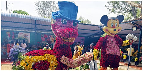 ஏற்காடு அண்ணா பூங்காவில் வாடிய மலர்கள் அகற்றப்பட்டு புதிய மலர்களைக் கொண்டு புதுப்பிக்கப்பட்டுள்ள மலர் சிற்பங்கள் அழகுற காட்சியளிக்கின்றன