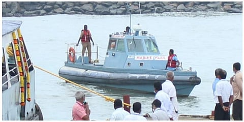 பிரதமரின் வருகையையொட்டி விவேகானந்தர் பாறையை சுற்றியுள்ள கடல் பகுதியில் மெரைன் போலீஸார் தீவிர கண்காணிப்பு பணியில் ஈடுபட்டுள்ளனர். 