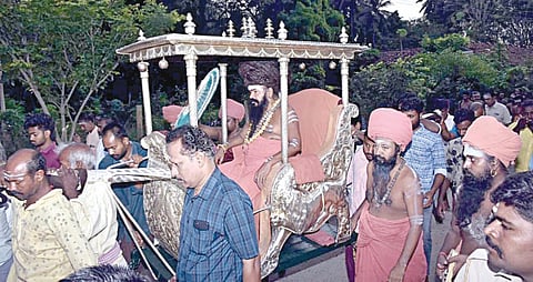 தருமபுரம் ஆதீன குருமூர்த்தங்களில் சிறப்பு வழிபாடு செய்வதற்காக நாற்காலி பல்லக்கில் சென்ற தருமபுரம் ஆதீனம் 27-வது குருமகா சந்நிதானம்  ல கயிலை மாசிலாமணி தேசிக ஞானசம்பந்த பரமாச்சாரிய சுவாமிகள்.
