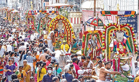 தஞ்சாவூரில் ஒரே இடத்தில் 25 கருட சேவை