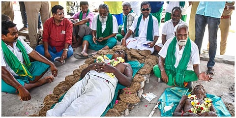 திருச்சி ஓயாமரி சுடுகாட்டில் நூதன போராட்டத்தில் ஈடுபட்ட தேசிய தென்னிந்திய நதிகள் இணைப்பு விவசாய சங்கத்தினர். | படம்: ர.செல்வமுத்துகுமார்