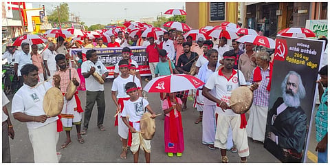 திருவண்ணாமலையில் காரல் மார்க்ஸ் பிறந்தநாள் விழாவையொட்டி நடந்த செங்குடை பேரணி.