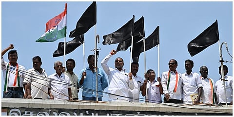 பிரதமர் மோடியின் வருகைக்கு எதிர்ப்பு தெரிவித்து நெல்லையில் காங்கிரஸ் கட்சியினர் கருப்புக் கொடி ஏந்தி ஆர்ப்பாட்டத்தில் ஈடுபட்டனர்.