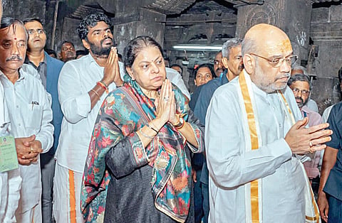 திருமயம் சத்தியகிரீஸ்வரர் கோயிலில் மனைவியுடன் சுவாமி தரிசனம் செய்த மத்திய உள்துறை அமைச்சர் அமித் ஷா. உடன், பாஜக மாநிலத் தலைவர் அண்ணாமலை உள்ளிட்டோர்.