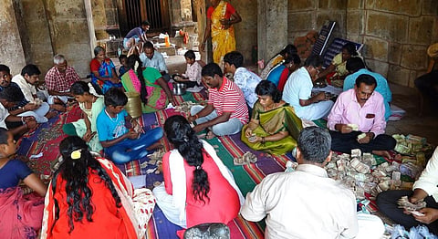 அரியலூர் மாவட்டம் கங்கைகொண்ட சோழபுரம் பிரகதீஸ்வரர் கோயிலில் உண்டியல் பணங்களை எண்ணும் பணியாளர்கள்.