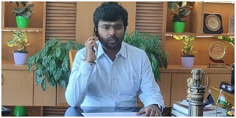 செங்கல்பட்டு மாவட்ட ஆட்சியர் அலுவலகத்தில் ‘நீங்கள் நலமா’ திட்ட பயனாளிகளிடம் தொலைபேசியில் உரையாடிய மாவட்ட ஆட்சியர் ச.அருண்ராஜ்.