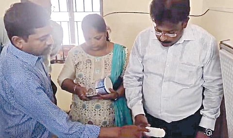 சென்னை மாதவரத்தில் சட்டவிரோதமாக தாய்ப்பால் விற்பனை செய்த தனியார் புரோட்டீன் மருந்து விற்பனை கடையில், உணவு பாதுகாப்புத் துறை அதிகாரிகள் திடீர் சோதனை மேற்கொண்டு, கடைக்கு சீல் வைத்தனர்.