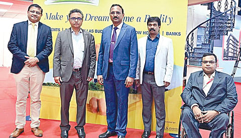 ‘இந்து தமிழ் திசை’ நாளிதழ் நடத்தும் ‘தமிழ்நாடு பிராப்பர்ட்டி எக்ஸ்போ-2024’ என்ற வீட்டுவசதி கண்காட்சியை தொடங்கி வைத்து பங்கேற்ற (இடமிருந்து) பேங்க் ஆஃப் பரோடா வங்கியின் துணைப் பொது மேலாளர் மற்றும் மண்டல தலைவர் நிர்மல் பட்டேல், பொது மேலாளர் மற்றும் மண்டல தலைவர் ஏ.சரவணகுமார், இந்தியன் ஓவர்சீஸ் வங்கியின் தலைமை மண்டல மேலாளர் எஸ்.திருமுருகன், யூனியன் பேங்க் ஆஃப் இந்தியாவின் மண்டல தலைவர் ஆர்.முத்து ரத்தினம், யூனியன் பேங்க் ஆஃப் இந்தியாவின் துணை மண்டல தலைவர்  (வணிக மேம்பாடு) எம்.ஜெயகுமார். 		    படம்: எஸ்.சத்தியசீலன்