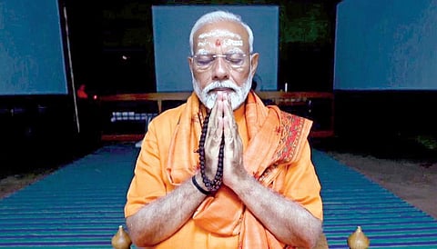 காவி உடை , நெற்றியில் திருநீறு, கையில் ருத்ர ட்ச மாலை என துறவிக் கோலத்தில்
பத்மாசனத்தில் அமர்ந்தபடி, கன்னியாகுமரி விவேகானந்தர் பாறையில் தியானம்
மேற் கொண்டுள்ள பிரதமர் மோடி