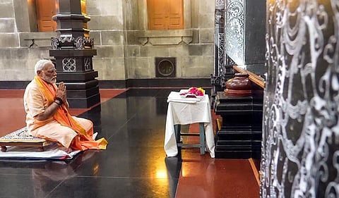 “பிரதமர் மோடிக்கு சட்டம் பொருந்தாதா?” - தியான மண்டப புகைப்படங்கள் குறித்து திக்விஜய் சிங் கேள்வி