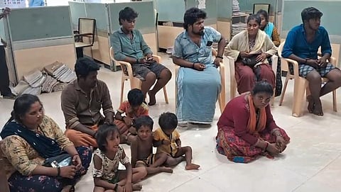 கடலூர் கோட்டாட்சியர் அலுவலகத்தில் முறையிட வந்த நரிக்குறவர்கள்.