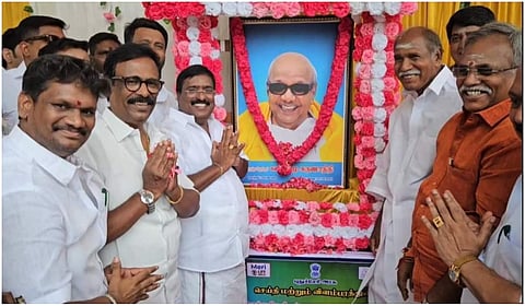 கருணாநிதிக்கு மலர்தூவி மரியாதை