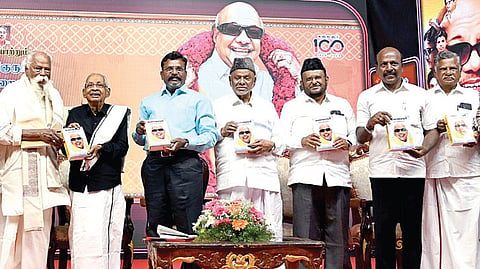 முன்னாள் முதல்வர் கருணாநிதியின் நூற்றாண்டு நிறைவு விழாவையொட்டி சென்னை தெற்கு மாவட்ட திமுக சார்பில் ‘அரசியல் ஆதவனாக வந்த
அறிவாலயம்’ என்ற தலைப்பில் வாழ்த்தரங்கம் நிகழ்வில், பெருங்க விக்கோ வா.மு.சே துராமன் எழுதிய ‘கலைஞர் காவியம்’ என்று புத்தகத்தை திராவிடர் கழகத் தலைவர் கி.வீரமணி வெளியிட நூல் ஆசிரியர் பெற்றுக் கொண்டா ர். உடன் (இடமிருந்து) திமுக எம்.பி. தமிழச்சி தங்கப்பாண்டியன், மதிமுக பொருளாளர் செந்திலதிபன், மார்க்சிஸ்ட் கம்யூனிஸ்ட் மாநிலச் செயலாளர் கே .பாலகிருஷ்ணன், தமிழக காங்கிரஸ் தலைவர் செல்வப்பெருந்தகை , விசிக தலைவர் திருமாவளவன், இந்திய யூனியன் முஸ்லிம் லீக் தலைவர் கே .எம்.காதர் மொய்தீன், மனிதநேய மக்கள் கட்சி தலைவர் ஜவாஹிருல்லா , அமைச்சர் மா.சுப்பிரமணியன், இந்திய கம்யூனிஸ்ட் மாநிலச் செயலாளர் இரா.முத்தரசன் உள்ளிட்டோர். | படம்: எஸ்.சத்தியசீலன் |