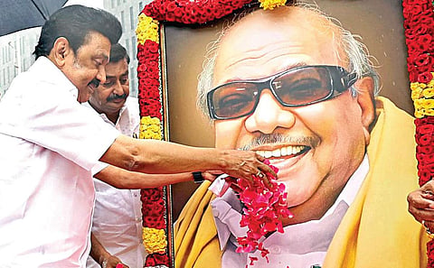 ﻿மறைந்த முன்னாள் முதல்வர் கருணாநிதியின் 101-வது பிறந்தநாள் விழாவை முன்னிட்டு, சென்னை அண்ணா சாலை ஓமந்தூரார் வளாகத்தில் அவரது சிலைக்கு அருகே அலங்கரித்து வைக்கப்பட்டிருந்த படத்துக்கு முதல்வர் மு.க.ஸ்டாலின் மலர்தூவி மரியாதை செலுத்தினார். படம்: ம.பிரபு