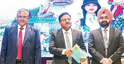 டெல்லியில் நேற்று செய்தியாளர்களிடம் பேசிய தலைமை தேர்தல் ஆணையர் ராஜீவ் குமார். உடன், தேர்தல் ஆணையர்கள் ஞானேஷ் குமார், எஸ்.எஸ்.சாந்து. படம்: பிடிஐ