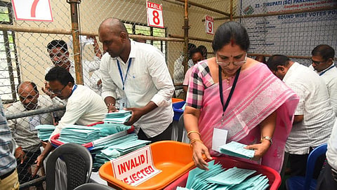 வாக்கு எண்ணும் பணியில் அதிகாரிகள், திருப்பதி