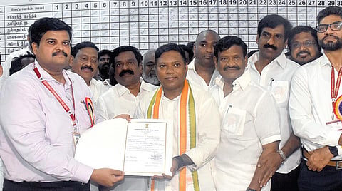 திருவள்ளூர் மக்களவைத் தொகுதியில் வெற்றி பெற்றதற்கான சான்றிதழை சசிகாந்த் செந்திலுக்கு திருவள்ளூர் மாவ ட்ட தேர்தல்
அலுவலர் பிரபுசங்கர் வழங் கினார்.