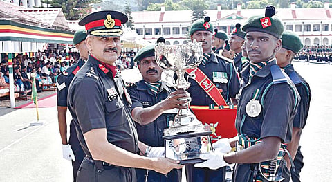 வெலிங்டன் ராணுவ மையத்தில் நடைபெற்ற நிகழ்வில், பயிற்சி யில் சிறந்து விளங்கிய 6 வீரர்களுக்கு பதக்கம், கேடயங்களை வழங்கிப் பாராட்டிய எம்.ஆர்.சி. கமாண்டன்ட் பிரிகேடியர் சுனில் குமார் யாதவ்.