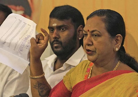 கோயம்பேடு தேமுதிக அலுவலகத்தில் செய்தியாளர்களிடம் நேற்று பேசிய பொதுச் செயலாளர் பிரேமலதா. உடன் விருதுநகர் தொகுதி வேட்பாளர் விஜய பிரபாகரன்.படம்: ம.பிரபு