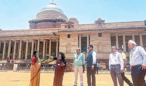 பிரதமர் மோடி தலைமையில் புதிய அரசு பதவியேற்கும் விழா குடியரசுத் தலைவர் மாளிகையில் வரும் 9-ம் தேதி நடைபெற உள்ளது. விழா ஏற்பாடுகளை மத்திய தகவல் தொழில்நுட்ப துறை செயலர் சஞ்சய், பிரச்சார் பாரதி தலைவர் கவுரவ் திவேதி மற்றும் அதிகாரிகள் நேற்று ஆய்வு செய்தனர்.படம்: பிடிஐ