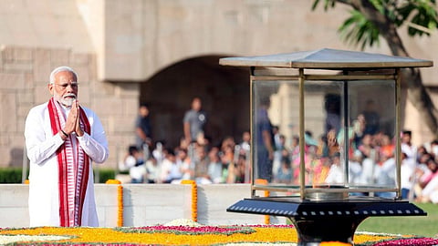 மகாத்மா காந்தி நினைவிடத்தில் மோடி