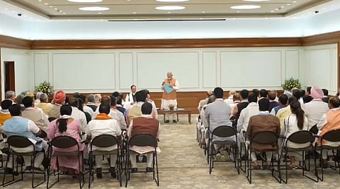 தேநீர் விருந்தில் பங்கேற்றவர்களுடன் பிரதமர் மோடி