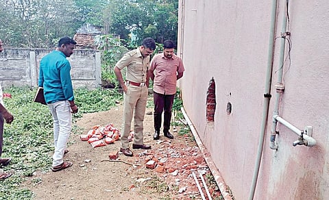 சிவகங்கை மதகுபட்டி பேருந்து நிலையம் அருகே நகை அடகு கடையில் துளையிடப்பட்ட சுவரைப்  பார்வையிட்ட மாவட்ட காவல் கண்காணிப்பாளர் டோங்கரே பிரவீன் உமேஷ்.
